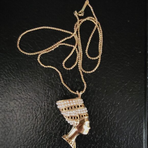 Vintage D’orlan Gold Plated Nefertiti Pendant and Necklace - Picture 2 of 4